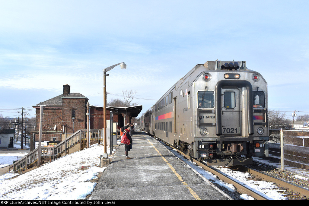 NJT Train # 1718 arriving into Lyndhurst Station with a Multilevel Set